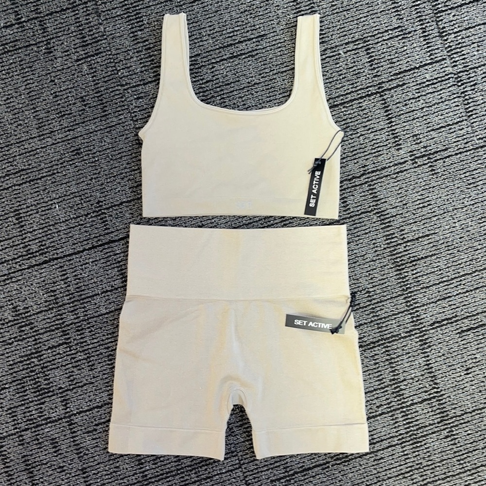 Set Active biker shorts and bra